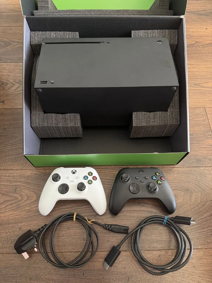 Xbox Series X 1 TB with 2 wireless controllers - Image 1