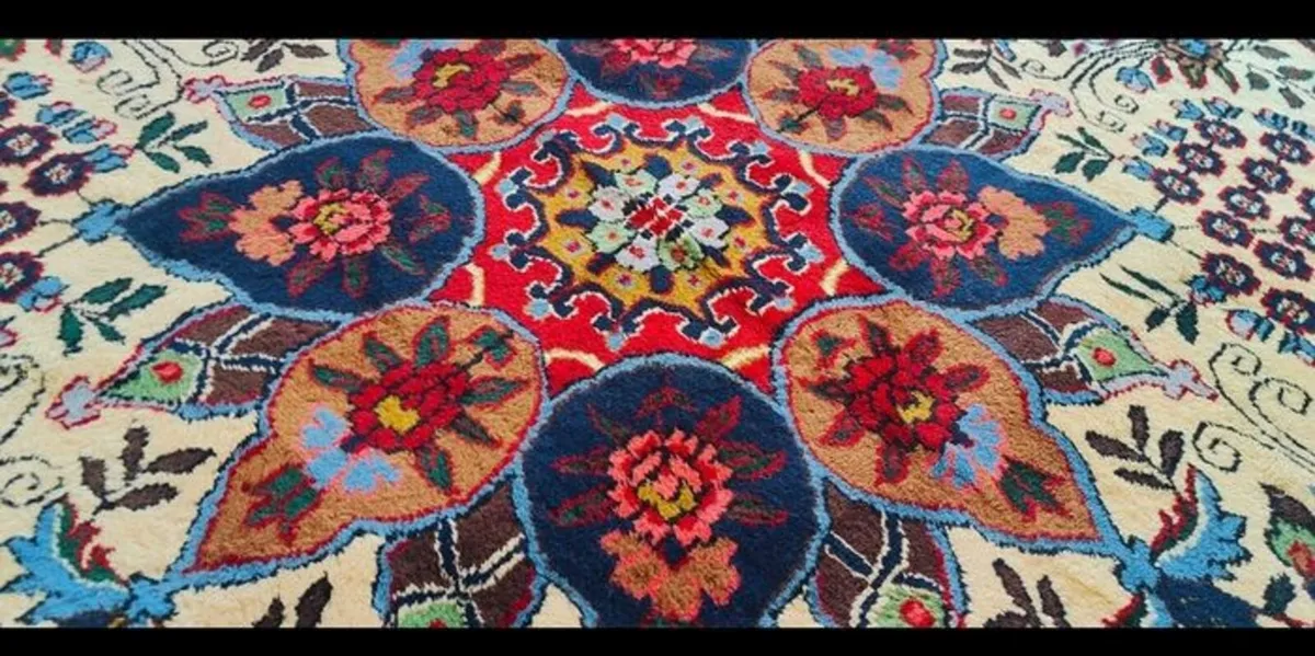 XL 9ft Diameter Round Oriental Hand Knotted Rug - Image 4