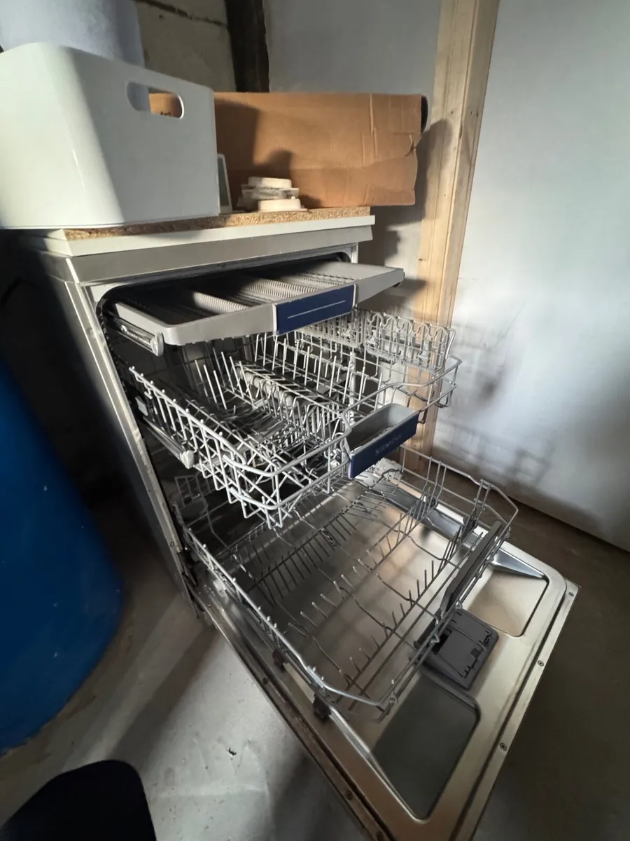 Siemens IQ300 Dishwasher - Image 3
