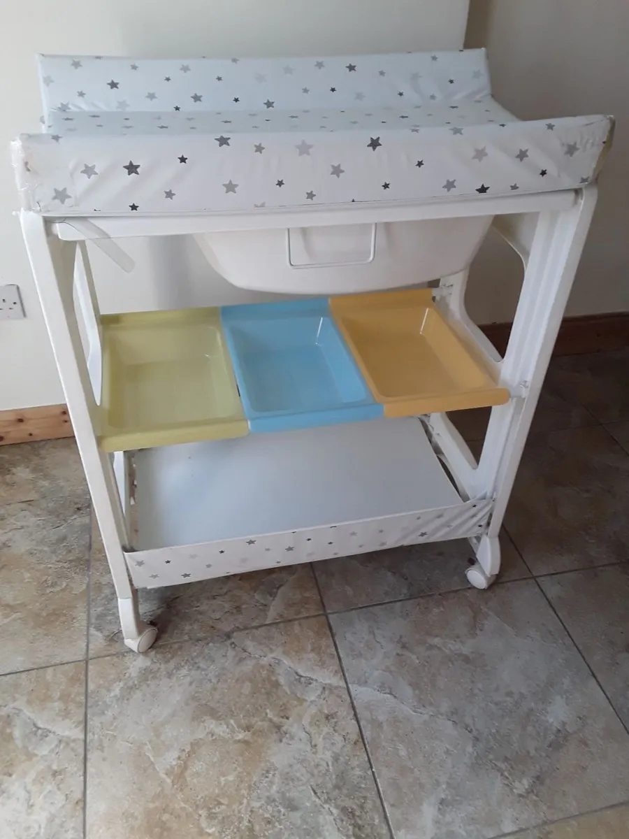 Baby changing table with bath - Image 3