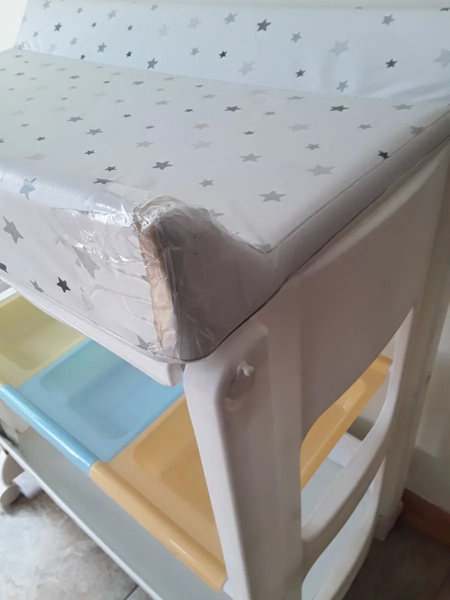 Baby changing table with bath - Image 4