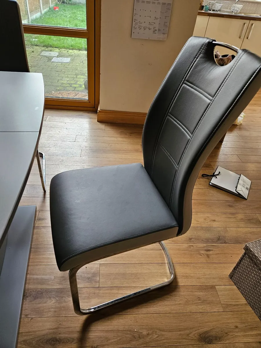 Table and 4 chairs - Image 1