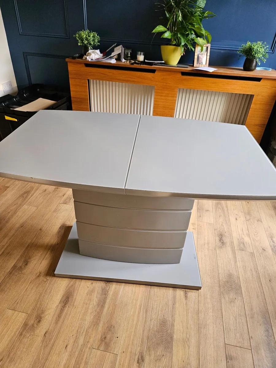 Table and 4 chairs - Image 2