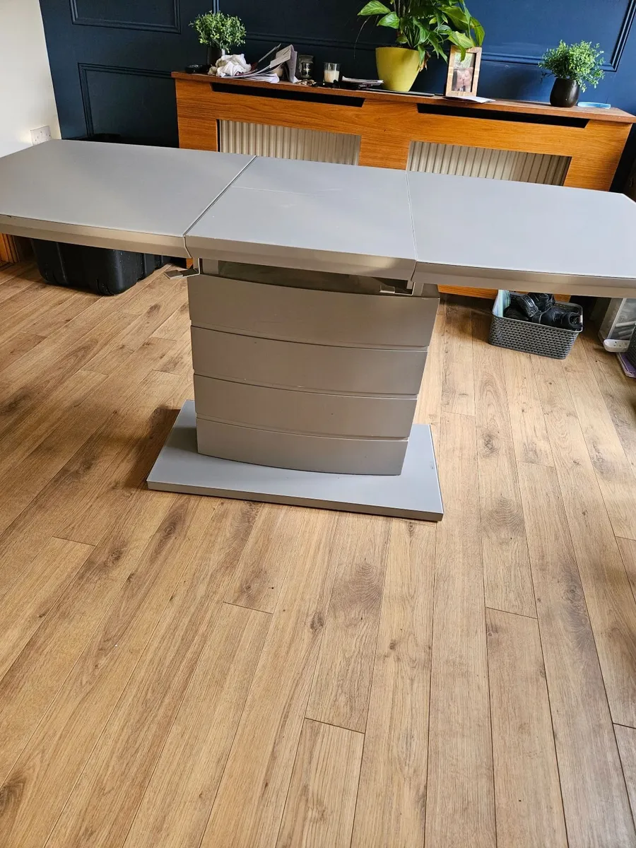 Table and 4 chairs - Image 3
