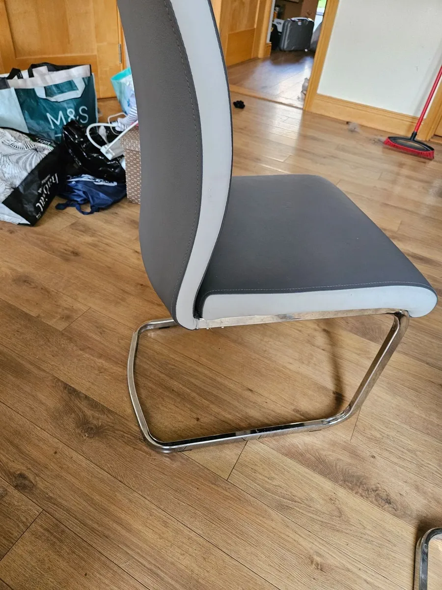 Table and 4 chairs - Image 4