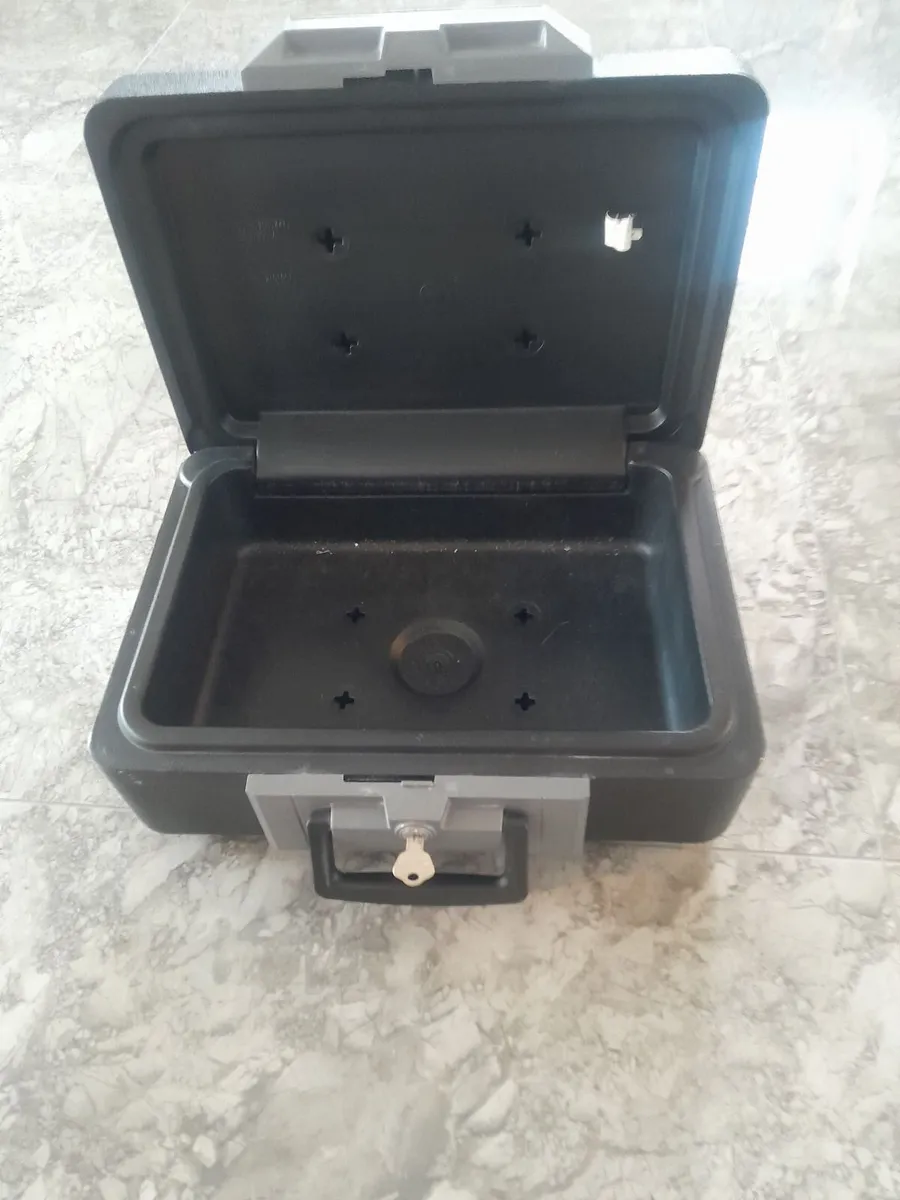 Fire resistant safe - Image 1