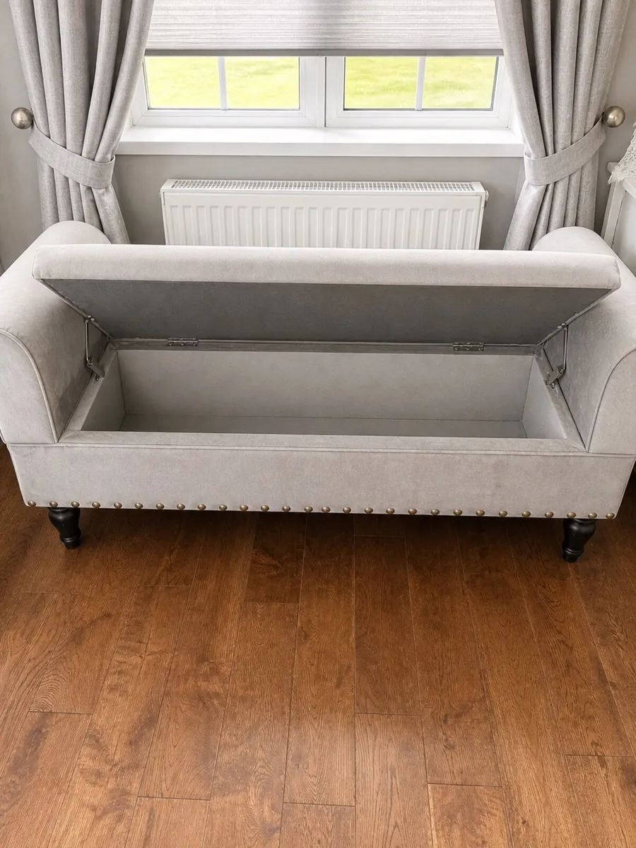 Grey velvet bench - Image 2