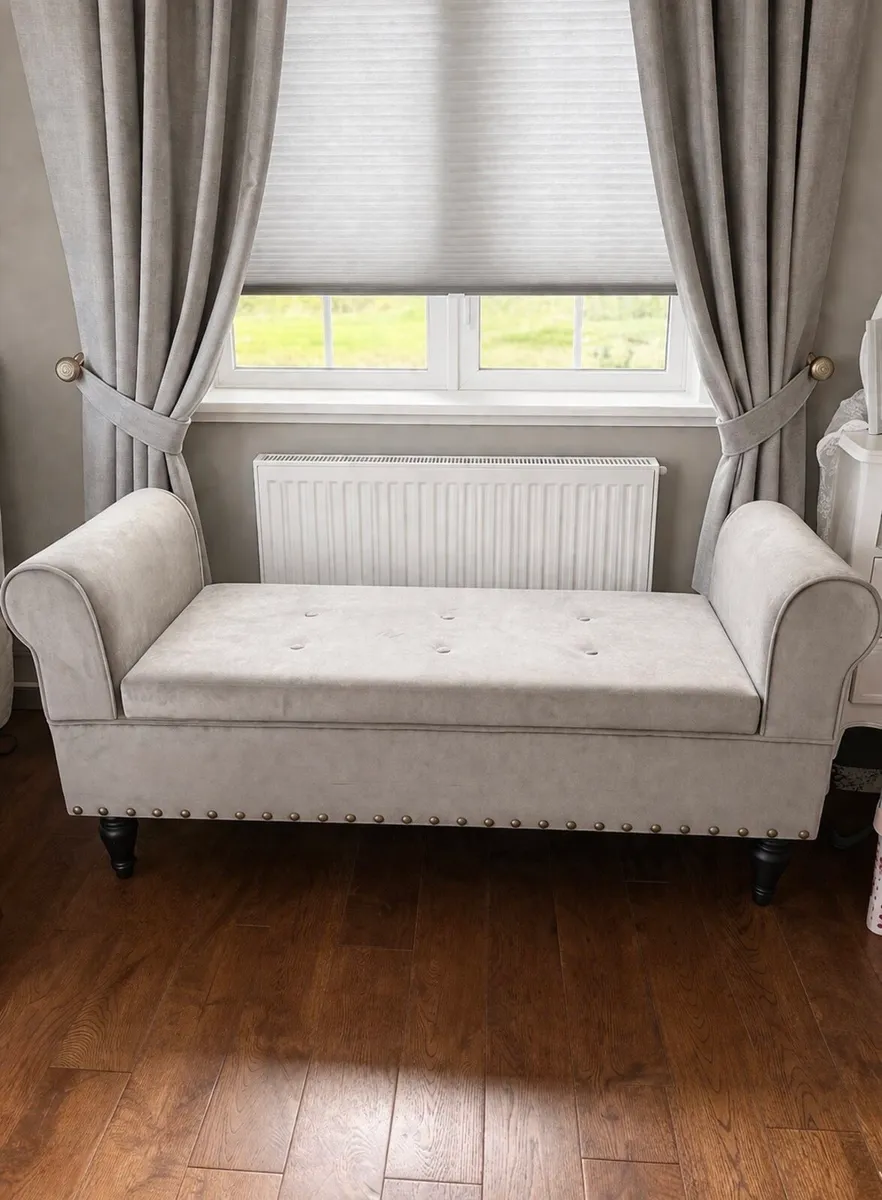 Grey velvet bench - Image 1