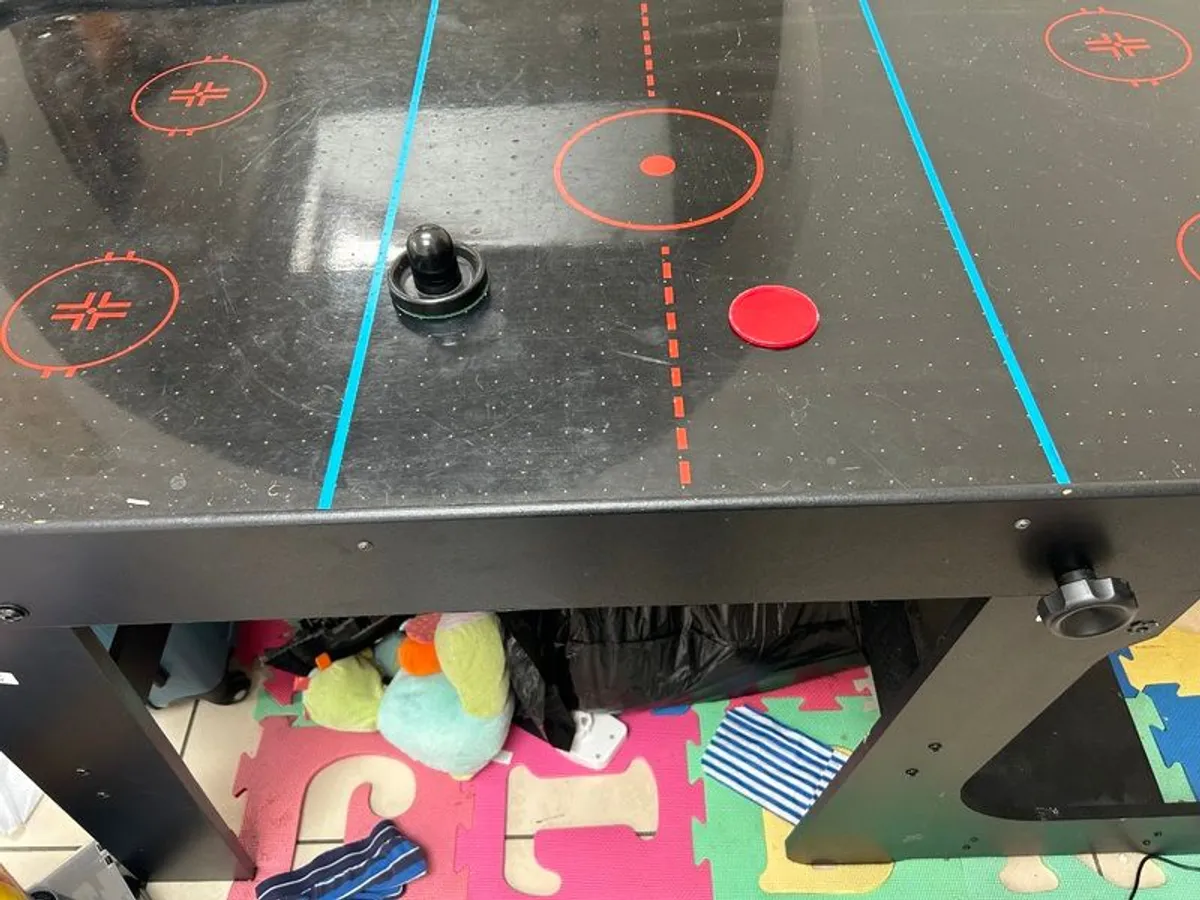 Air hockey table - Image 1