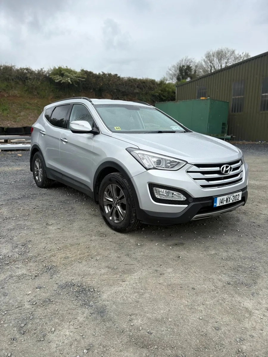 2014 Hyundai Santa Fe 7 seater 4x4 wheel drive - Image 1