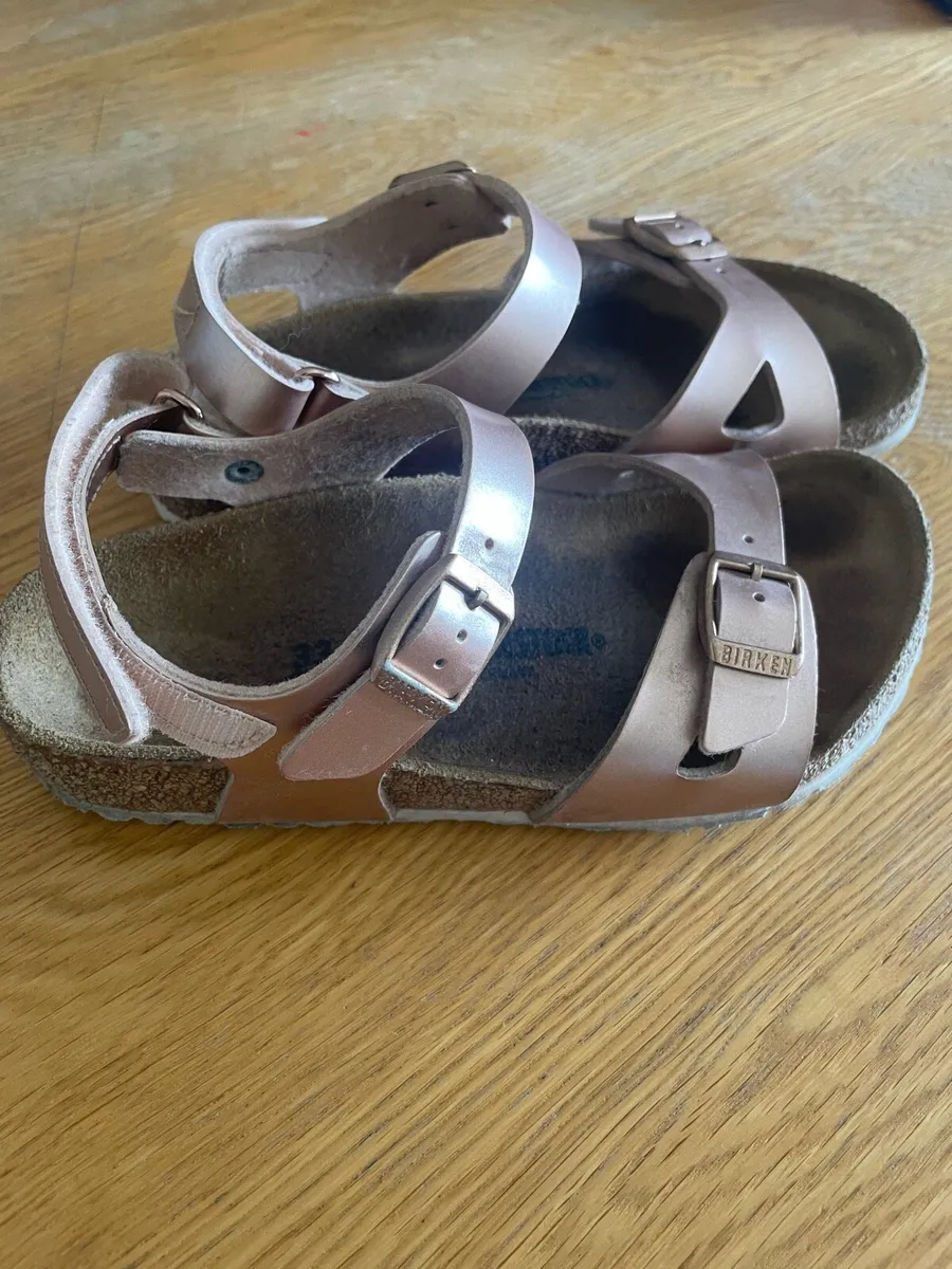 Sandels - Image 1