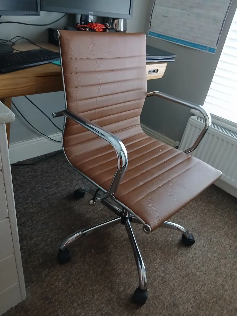 SWIVEL CHAIR - Image 2