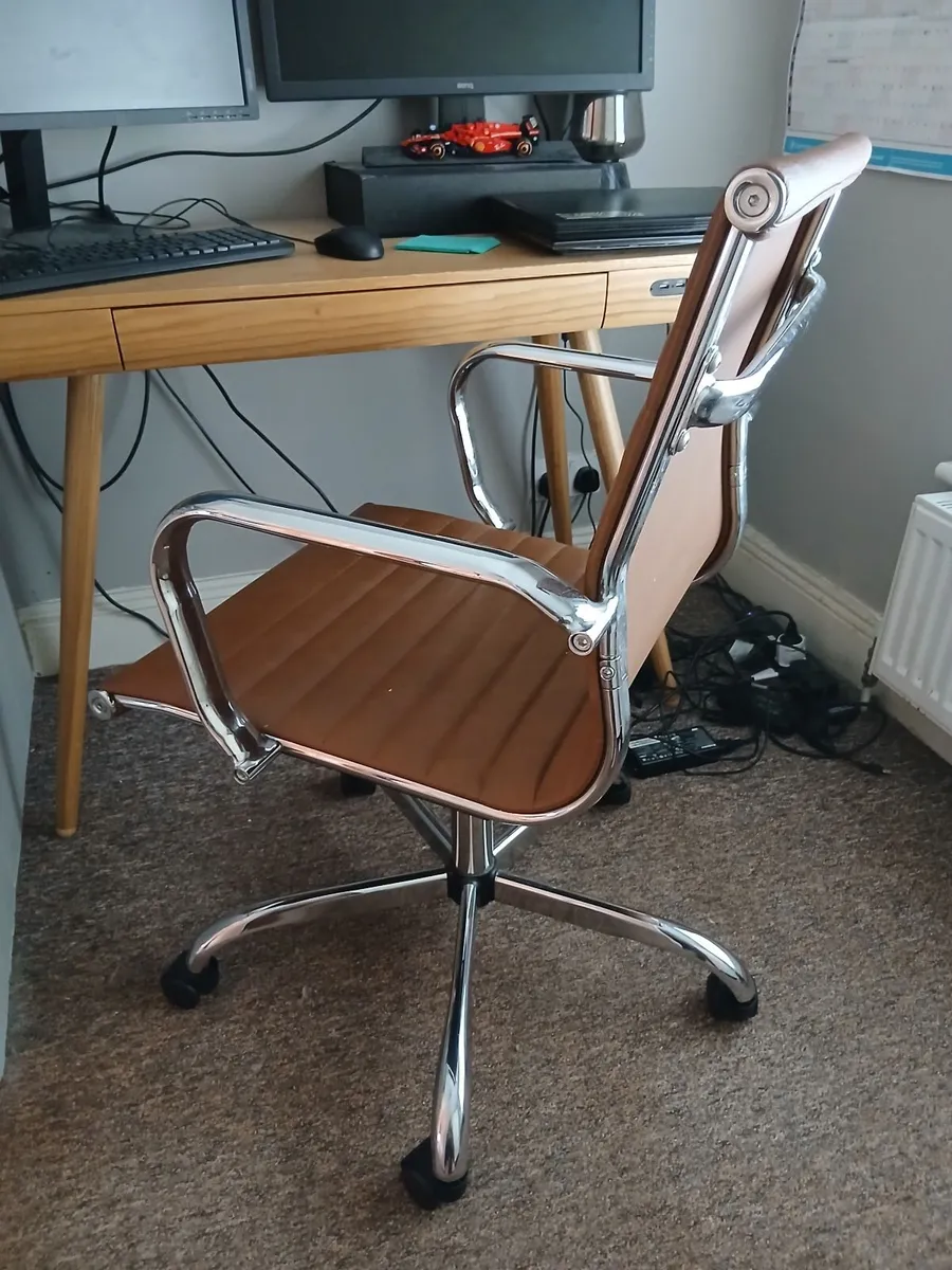 SWIVEL CHAIR - Image 4
