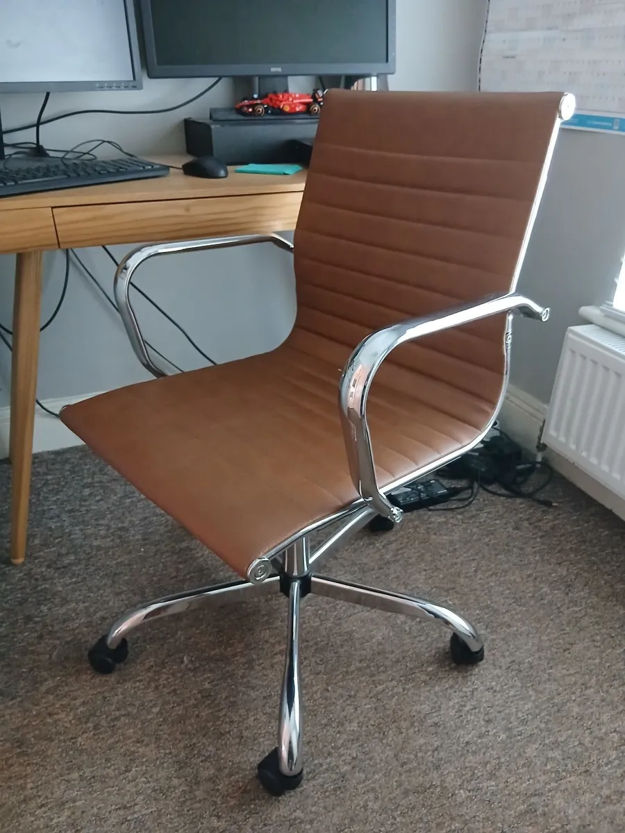 SWIVEL CHAIR - Image 1