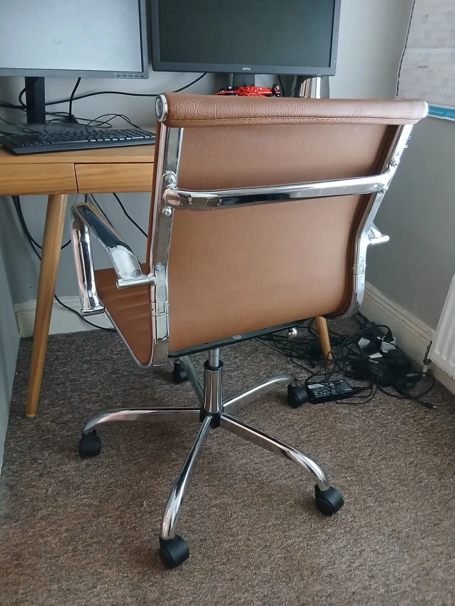 SWIVEL CHAIR - Image 3
