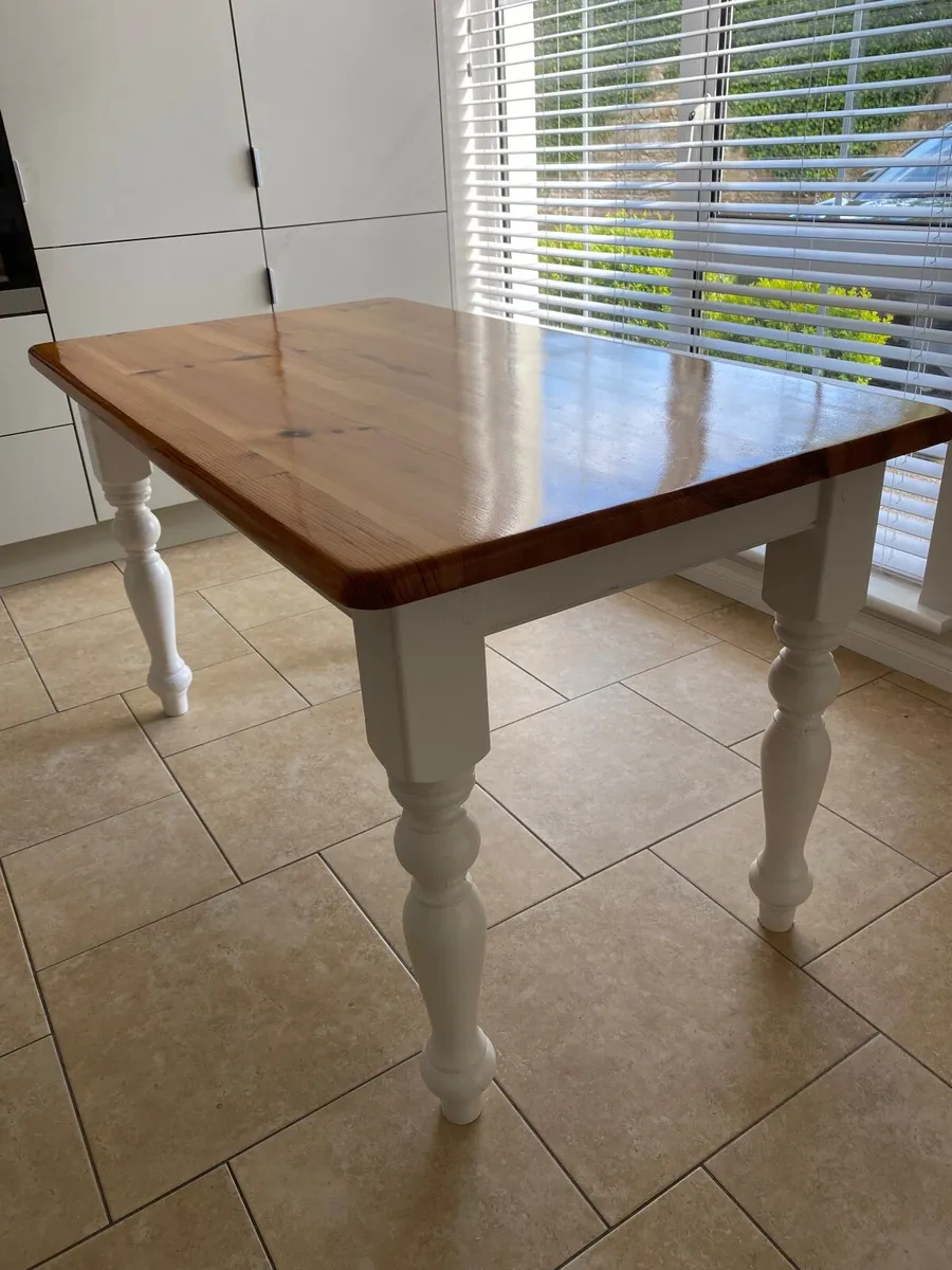 Kitchen table and chairs - Image 2