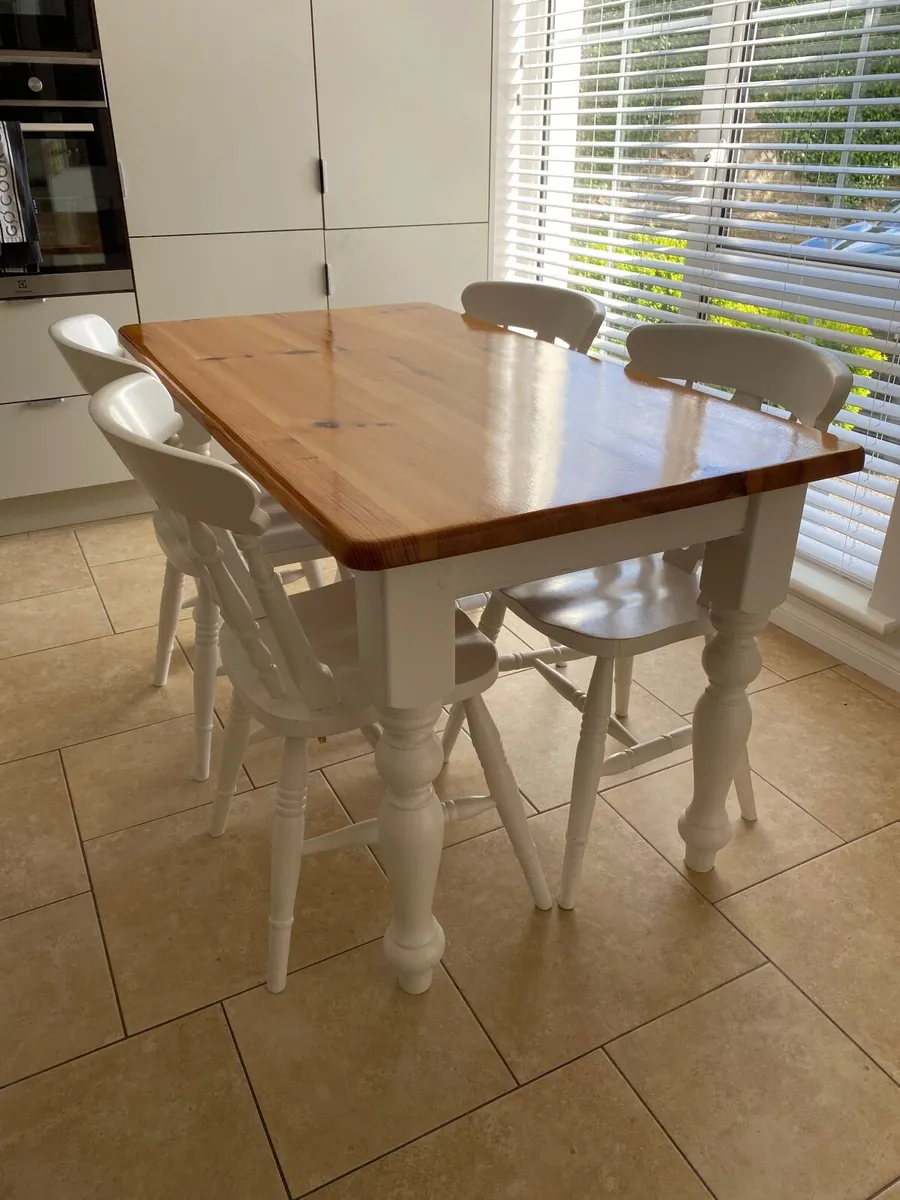 Kitchen table and chairs - Image 1