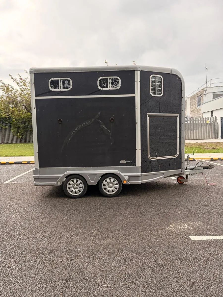 Horse box - Image 1