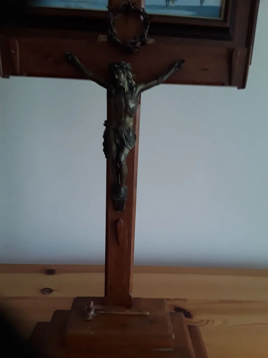 Religious object crucifixion on Pine base - Image 3