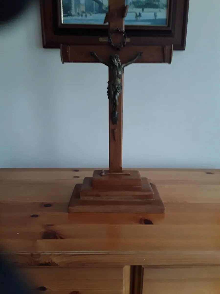 Religious object crucifixion on Pine base - Image 4