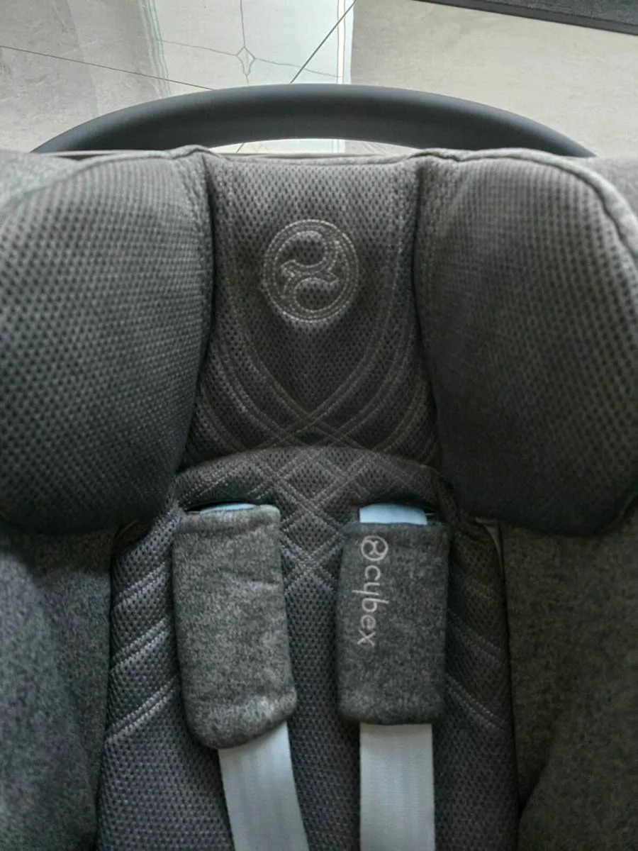 Cybex Cloud T Plus Car Seat & Base T 360° Rotating - Image 3