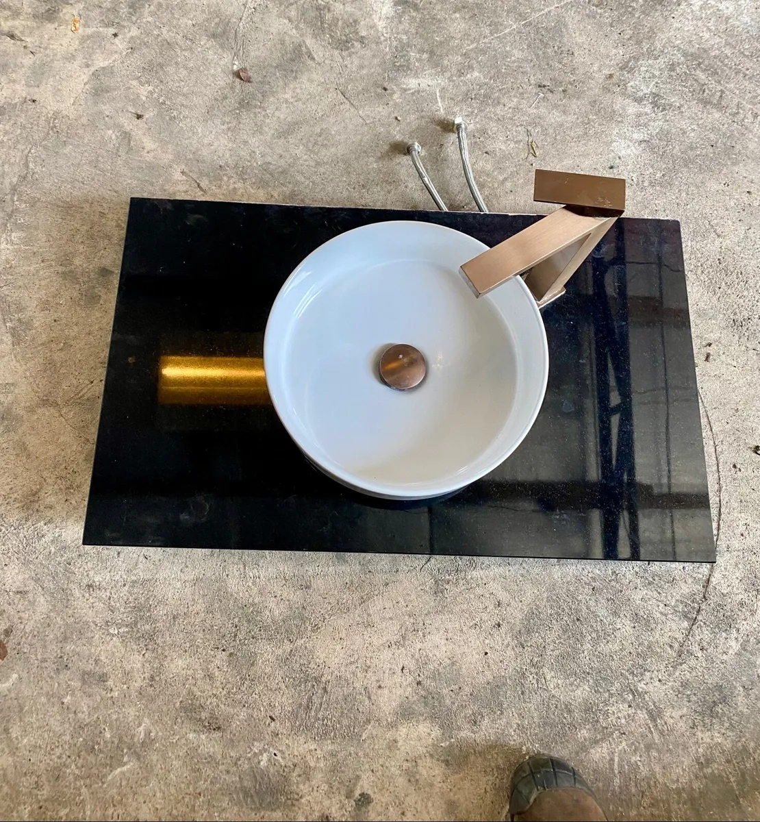 Marble top basin - Image 1