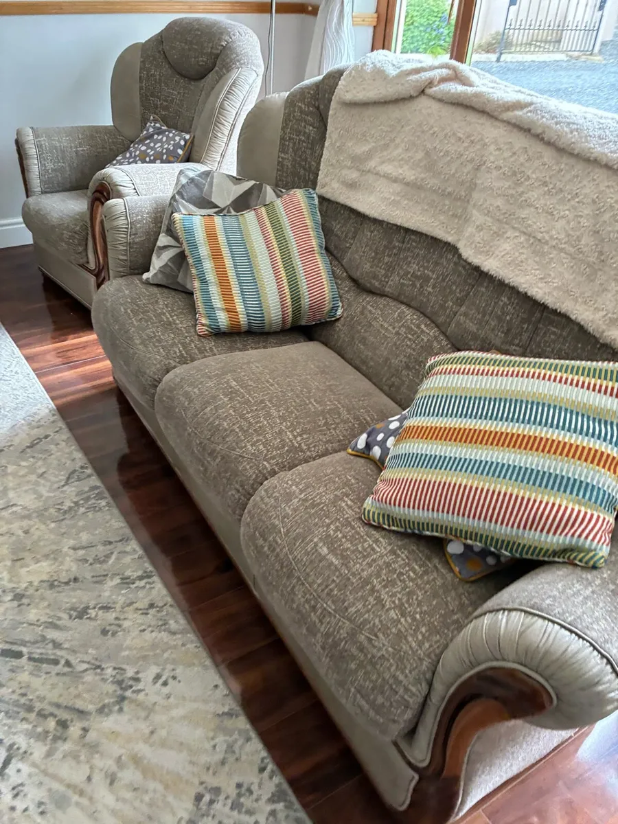 3 seater couch and 2 armchairs - Image 1