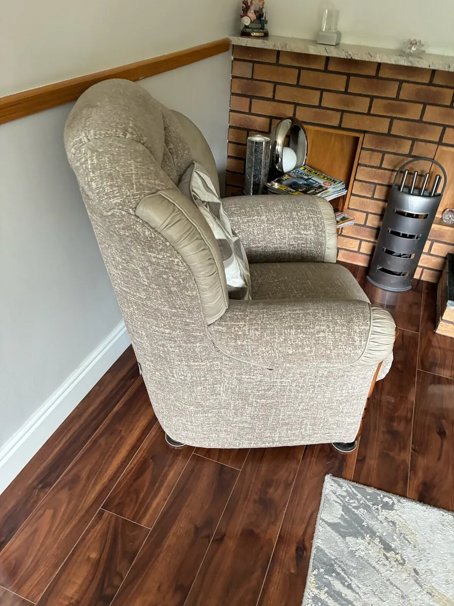 3 seater couch and 2 armchairs - Image 2