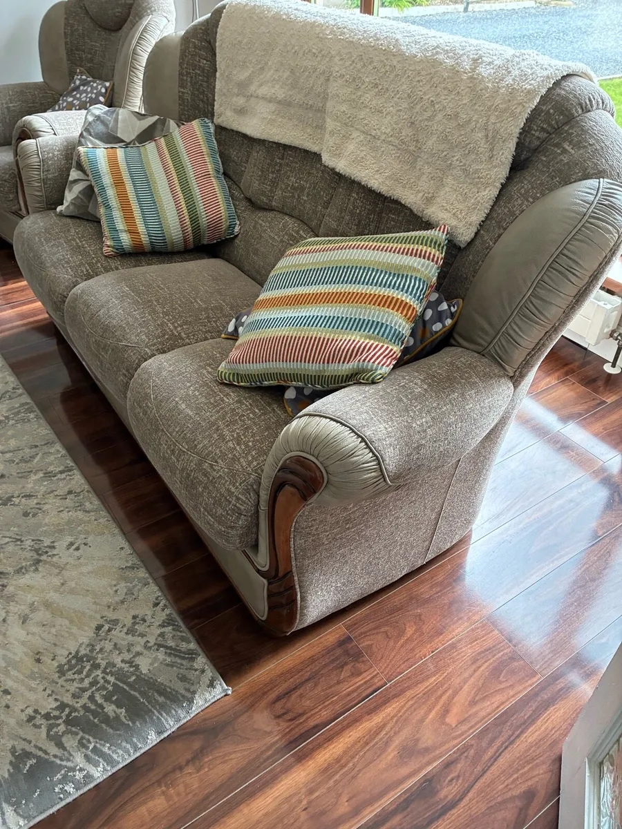 3 seater couch and 2 armchairs - Image 3