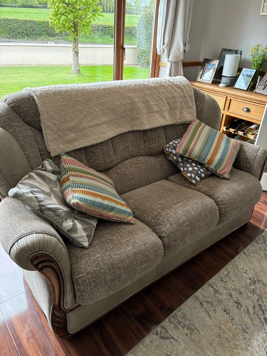 3 seater couch and 2 armchairs - Image 4