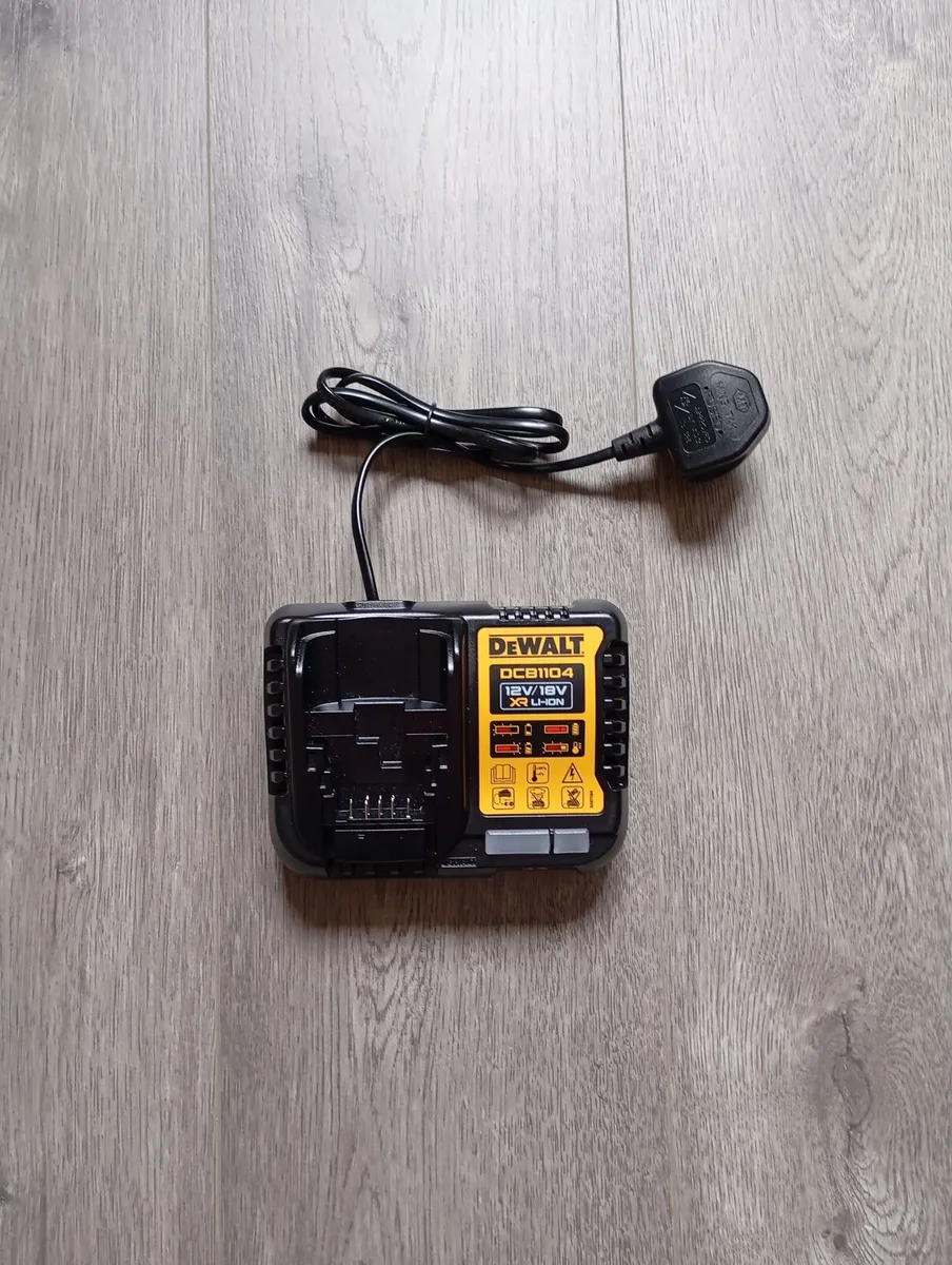 DeWalt dcb1104 Charger