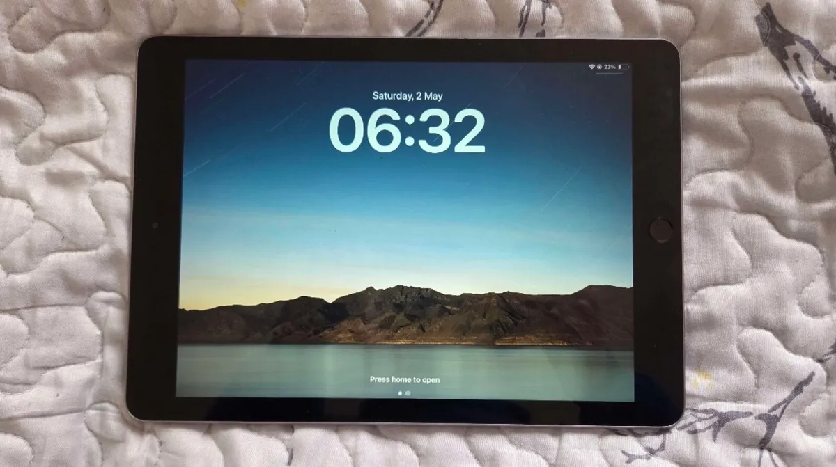 iPad 6th gen - Image 2