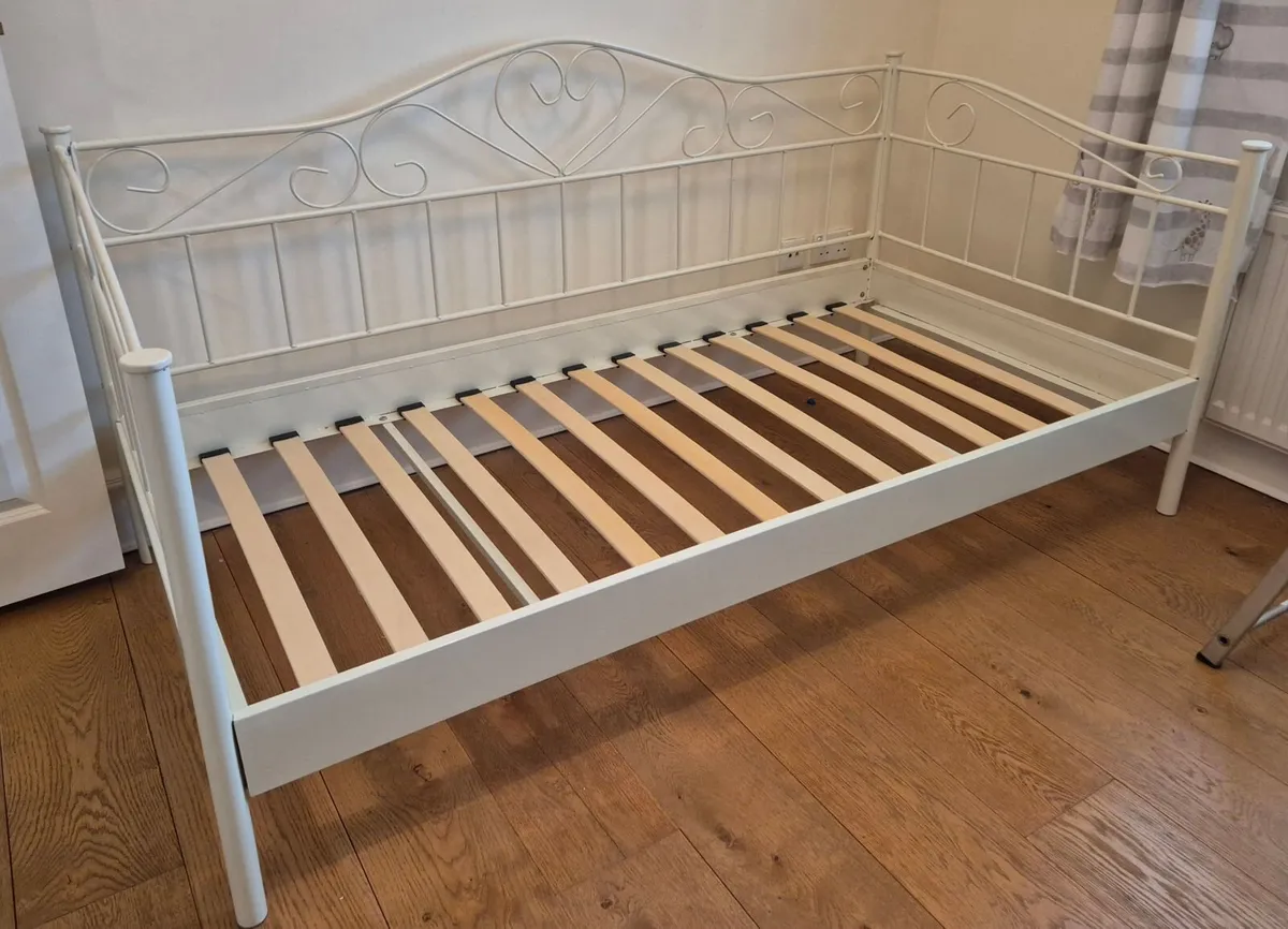 Day bed (metal bed frame, no mattress) - Image 1