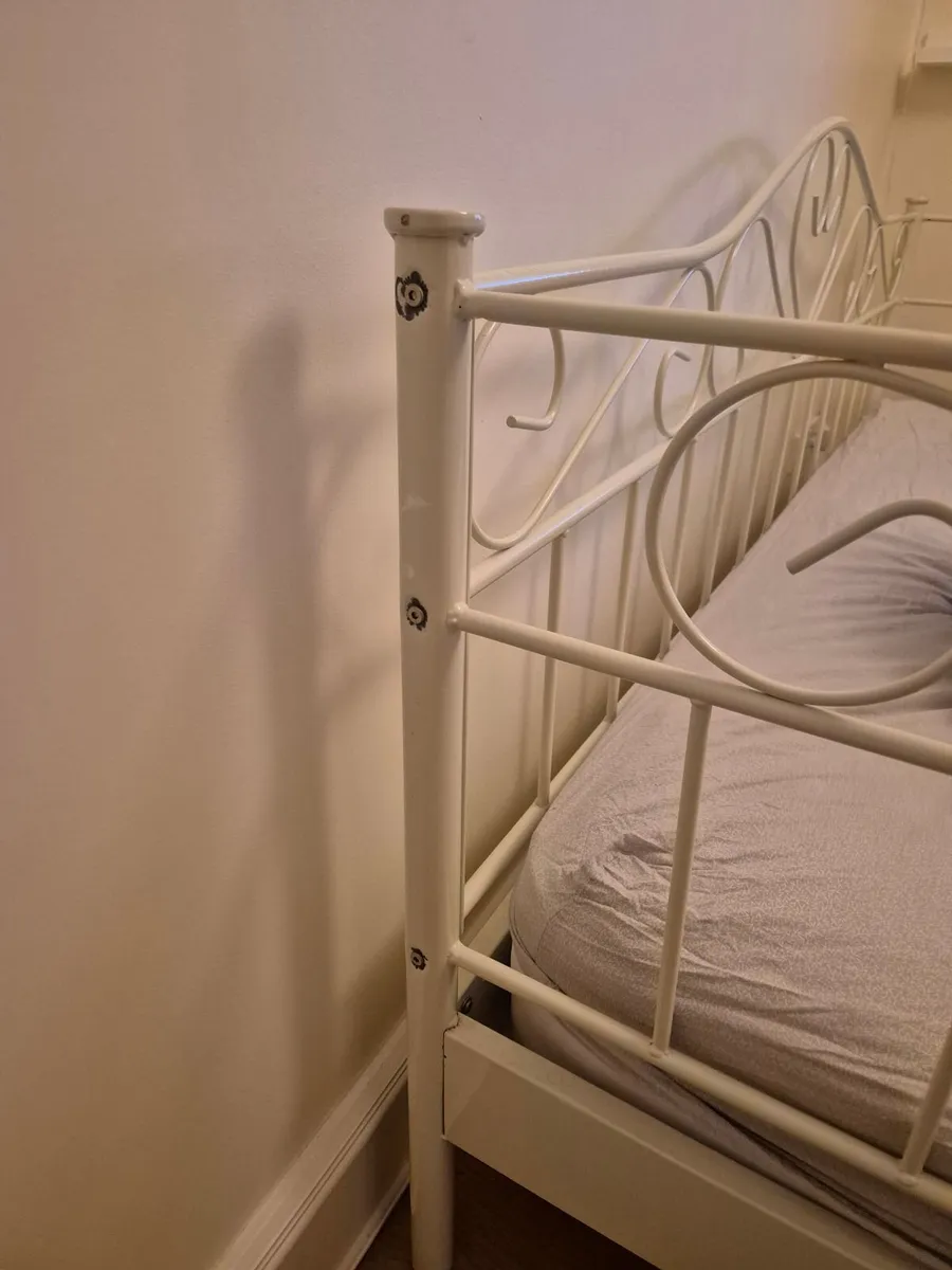 Day bed (metal bed frame, no mattress) - Image 3