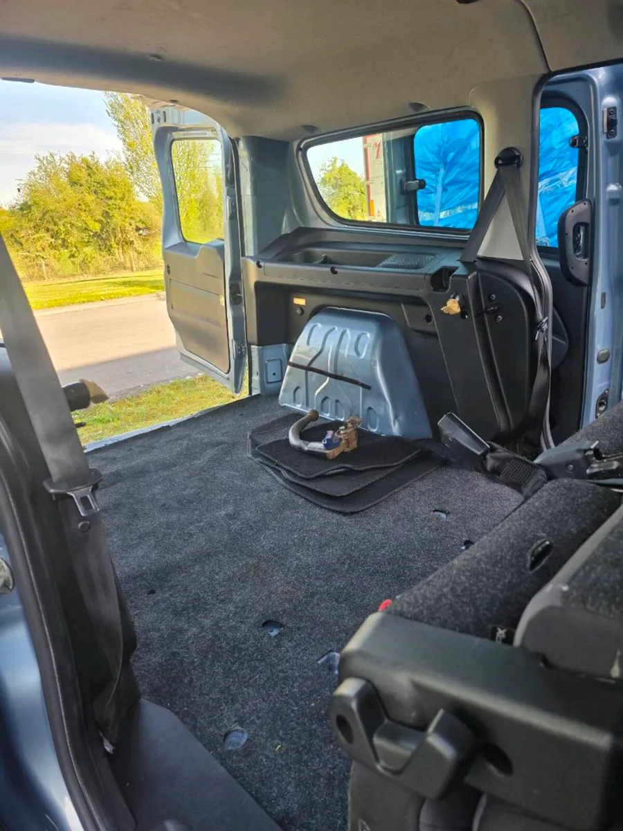 Croew Cab Van - Image 3