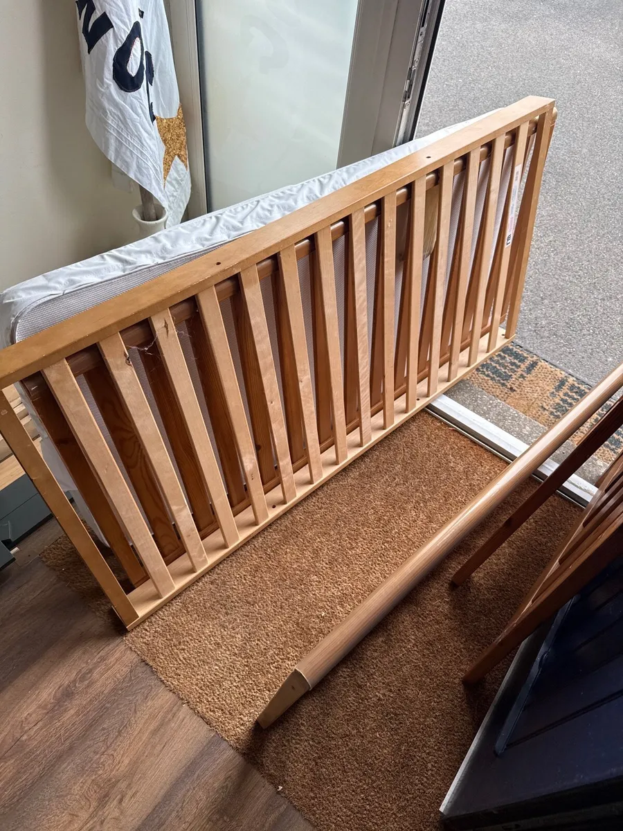 Free to go: Wooden Cot Bed