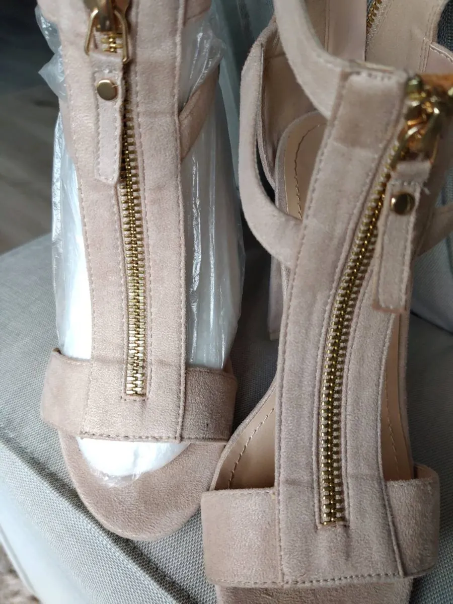 Suede looking beige apricot heels size 35 - Image 3