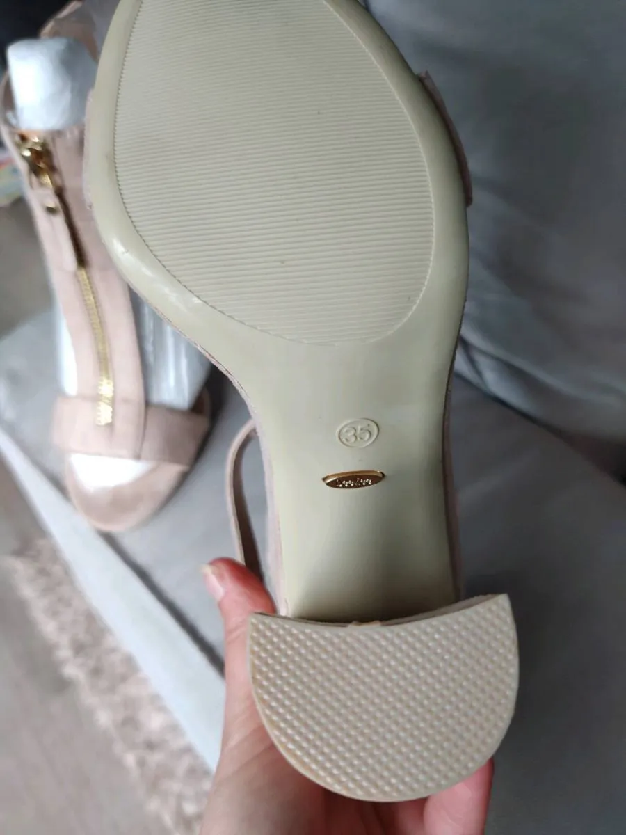 Suede looking beige apricot heels size 35 - Image 4