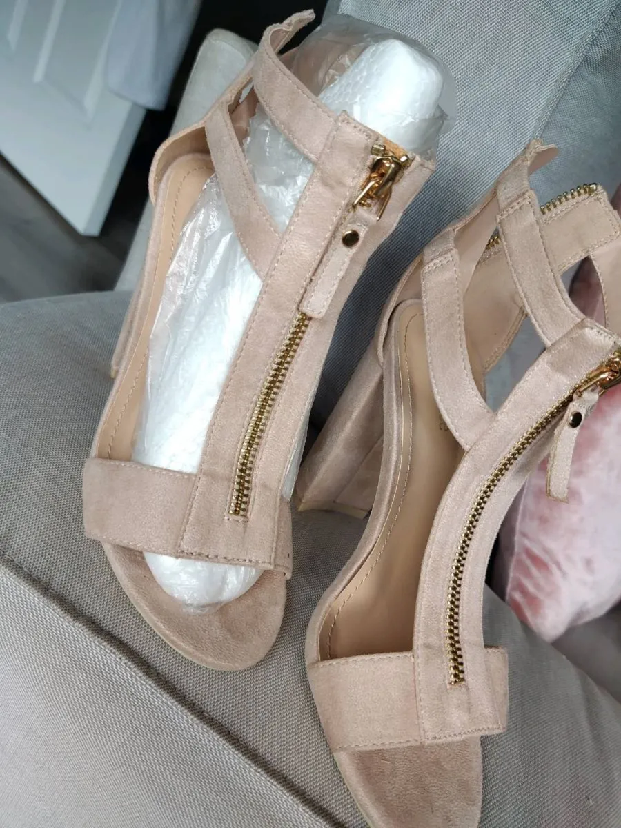 Suede looking beige apricot heels size 35 - Image 1