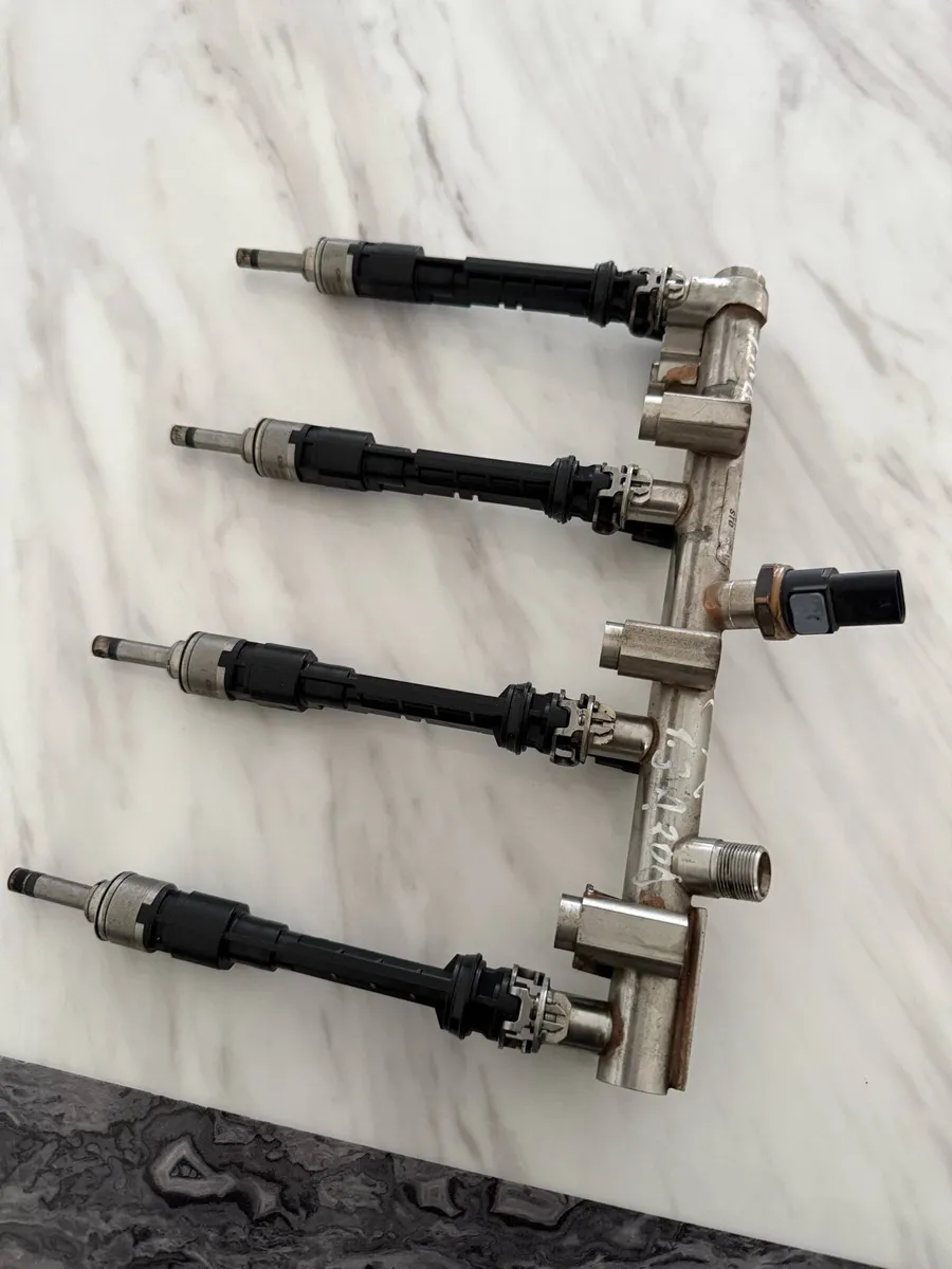 Mercedes A200 injectors + Fuel Rail - Image 1