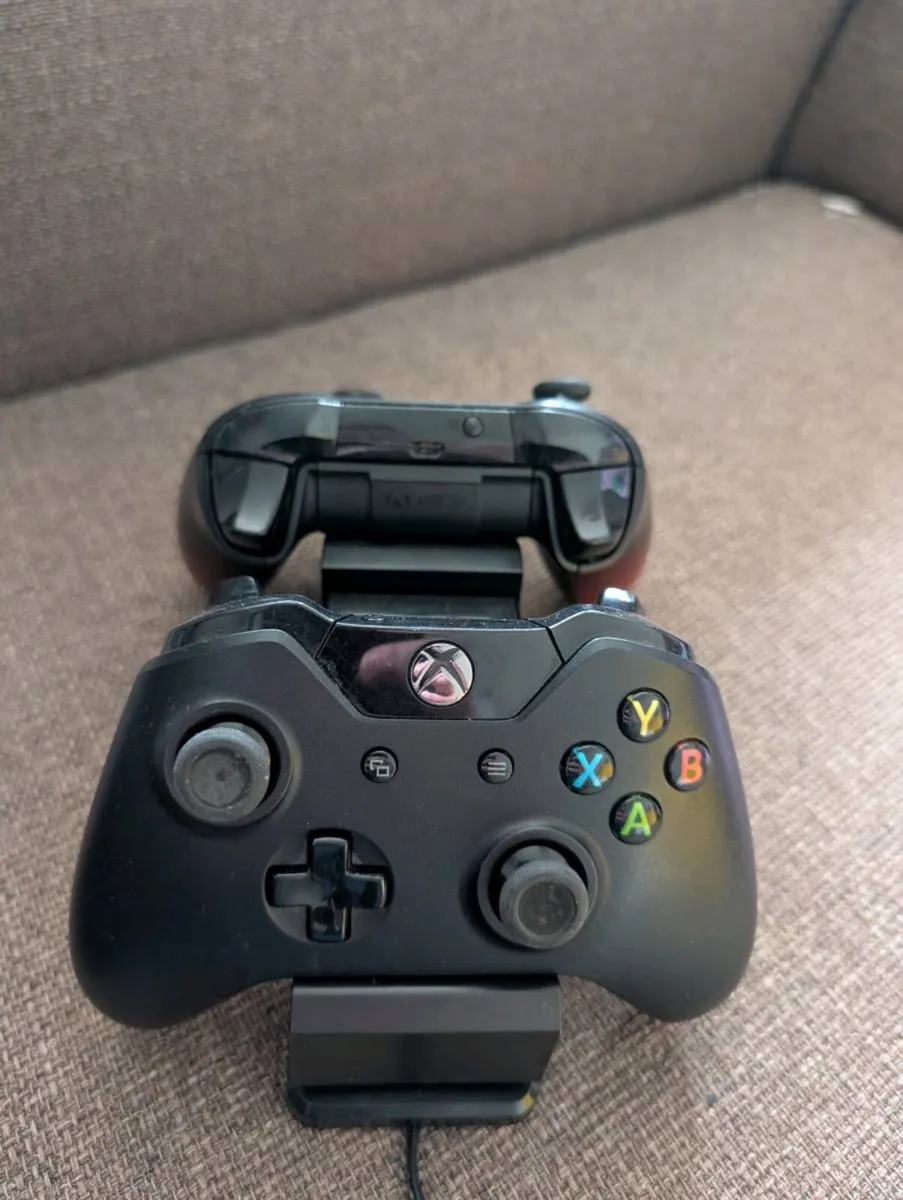 Xbox Series X 1TB, 2 wireless controllers - Image 2