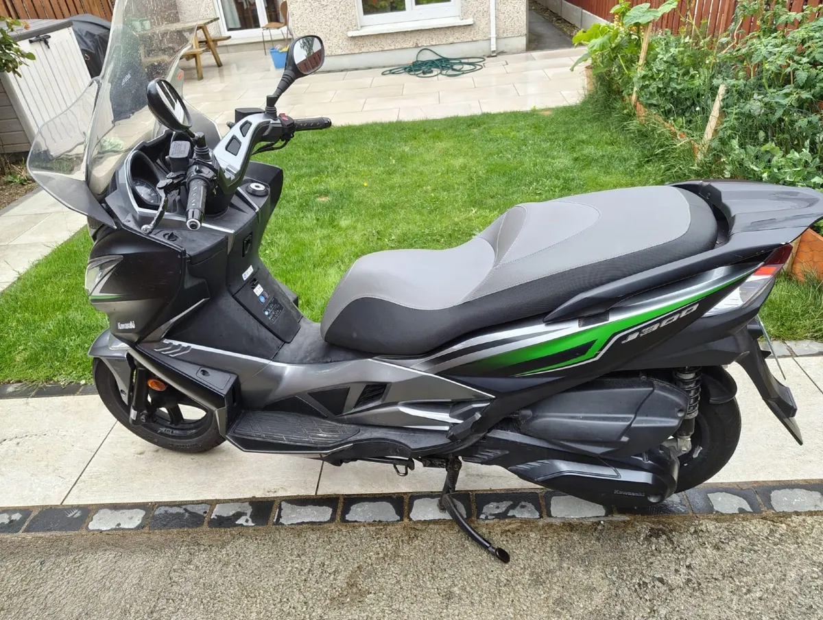 172 Kawasaki J300 maxi scooter - Image 1
