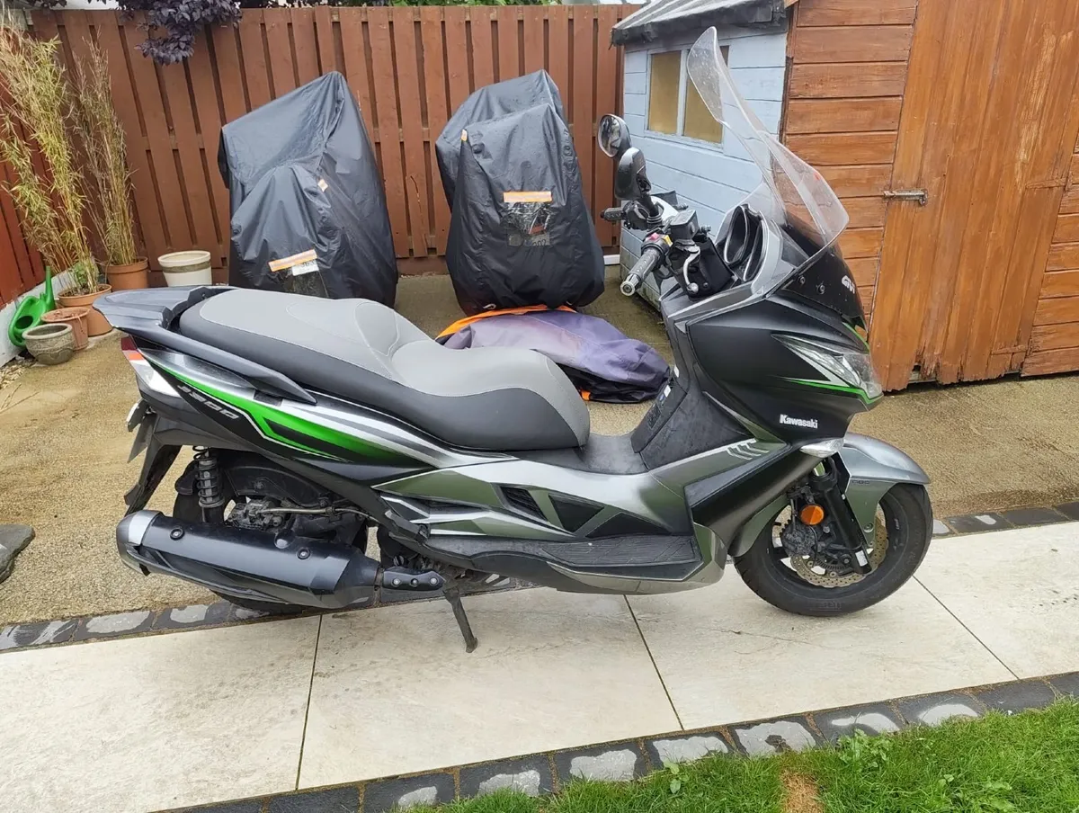 172 Kawasaki J300 maxi scooter - Image 2