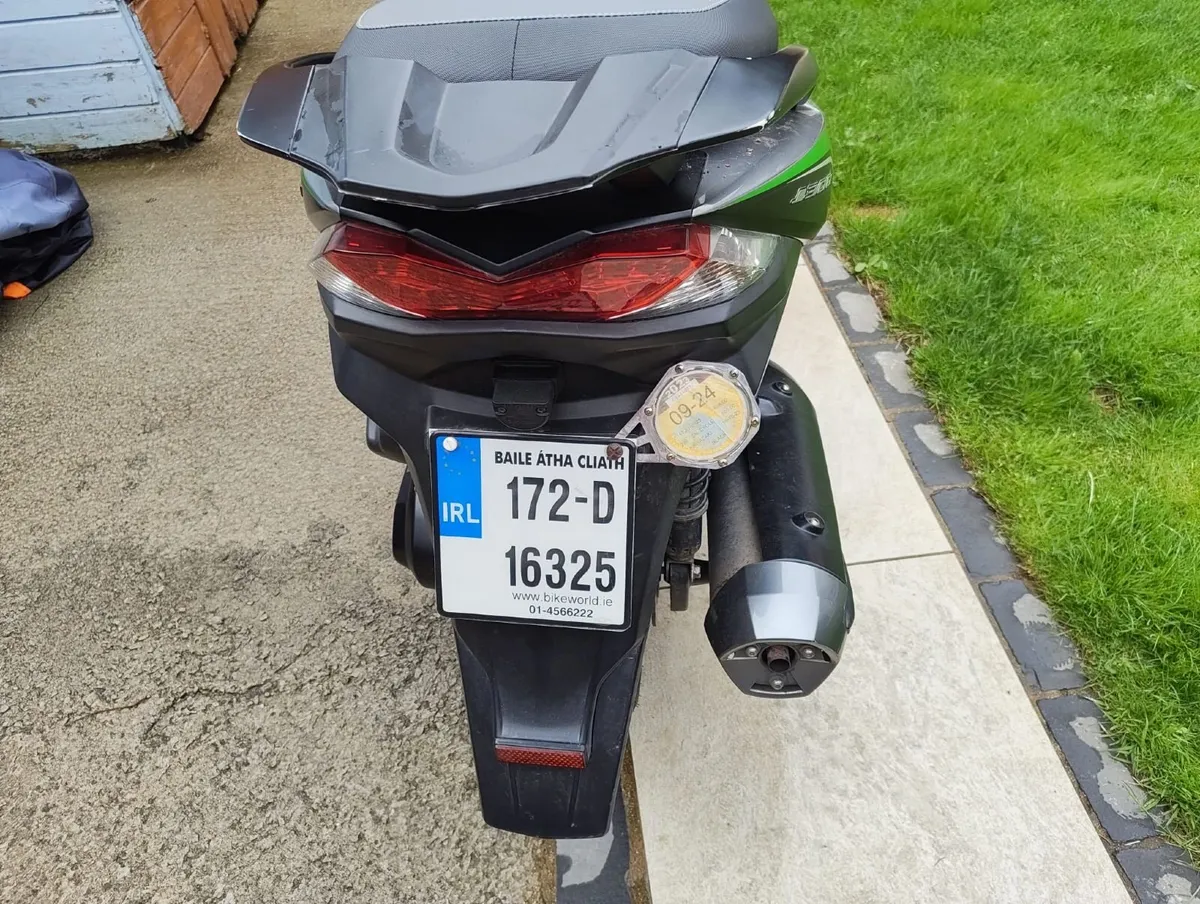 172 Kawasaki J300 maxi scooter - Image 3