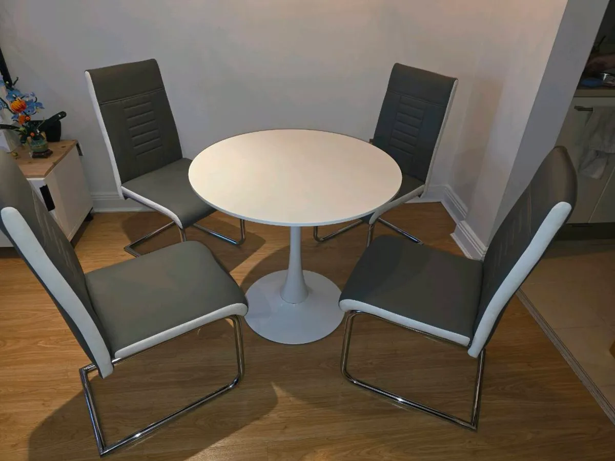Table 80 cm and 4 chairs - Image 3