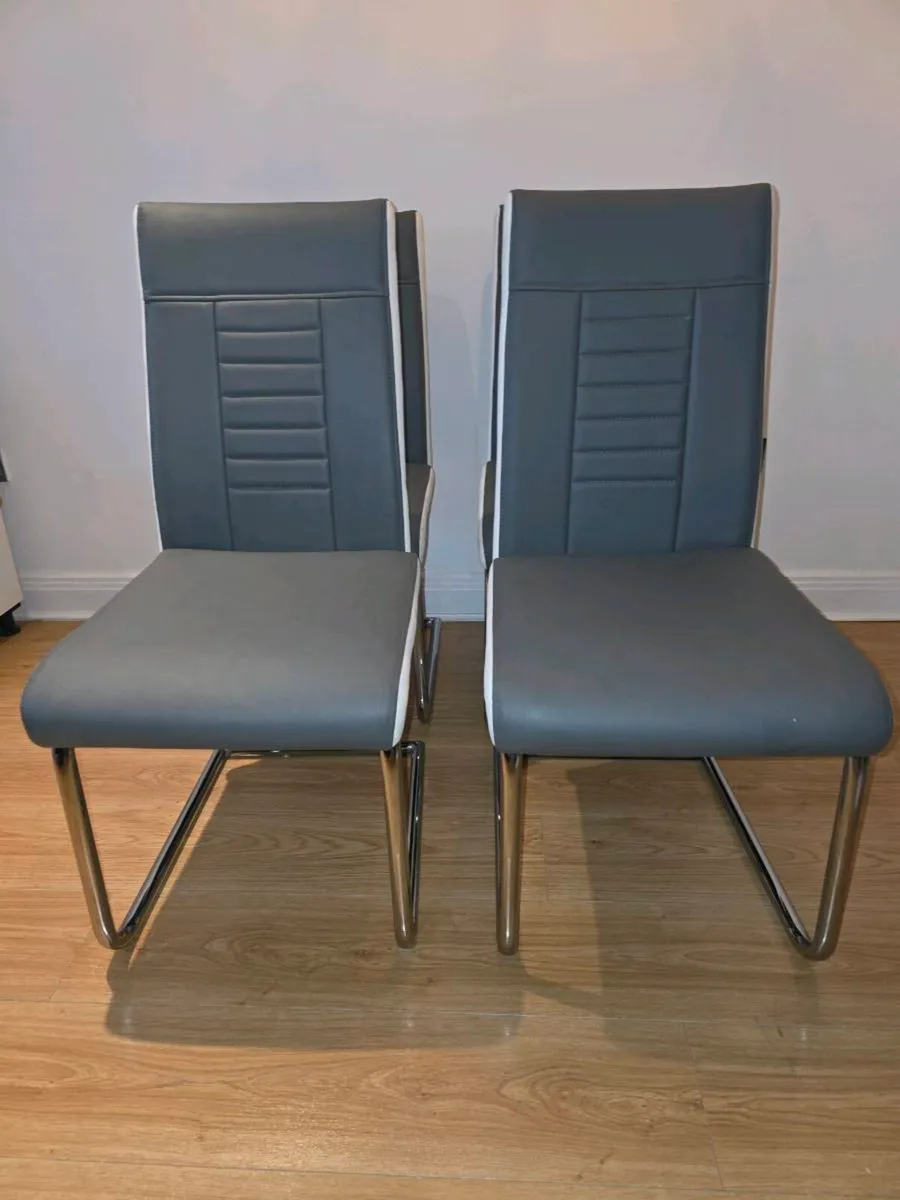 Table 80 cm and 4 chairs - Image 4