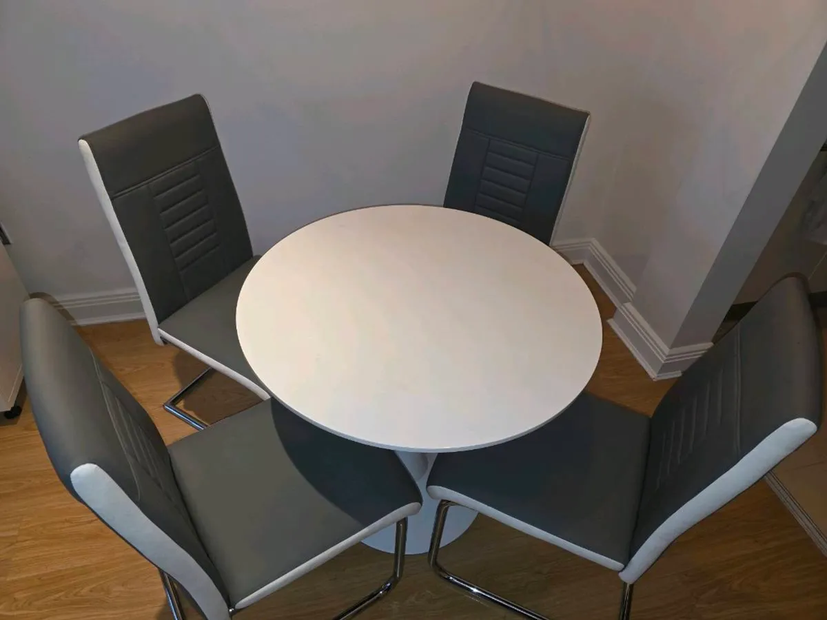 Table 80 cm and 4 chairs - Image 2