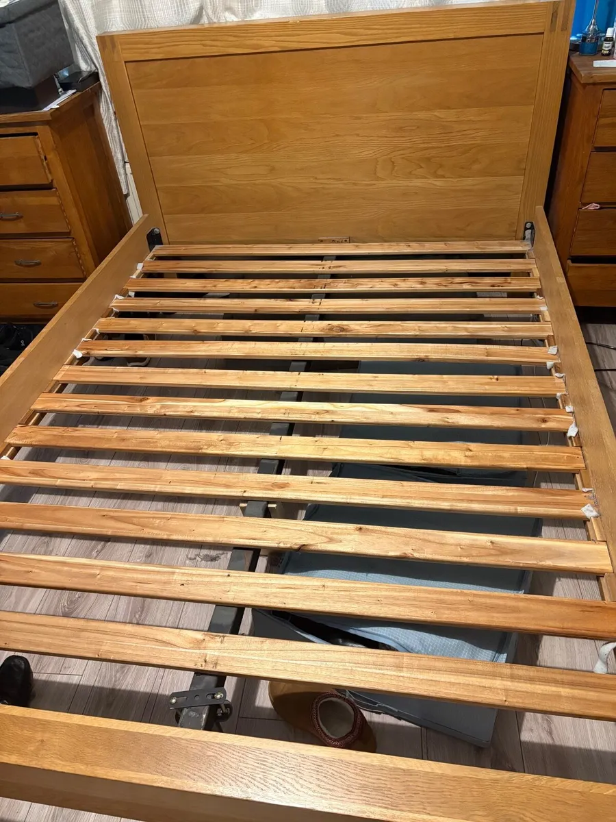 Bed and vanity table - Image 2