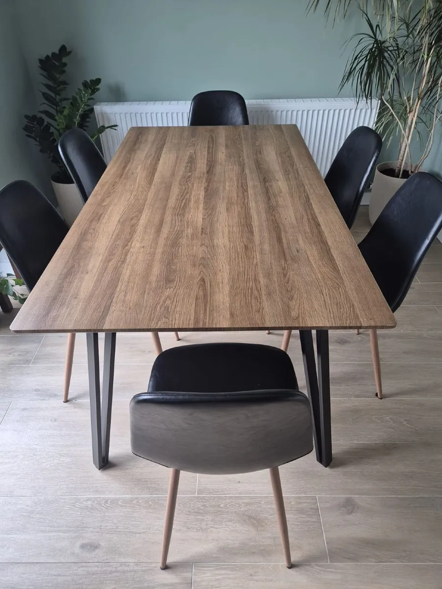 Table and chairs - Image 1