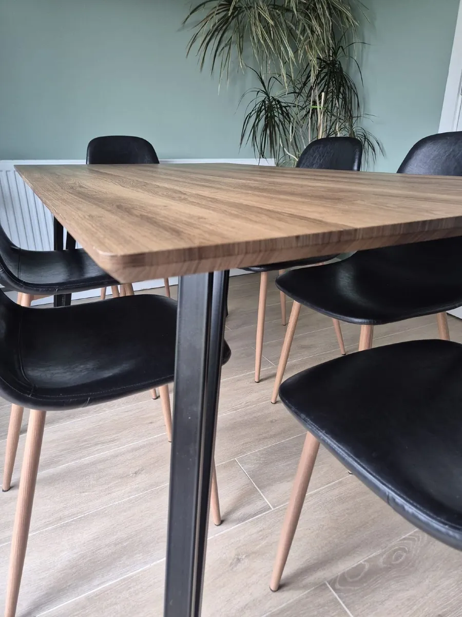 Table and chairs - Image 2